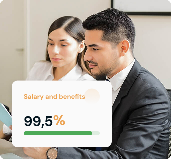 Mobiltelefonon otthon dolgozó személy